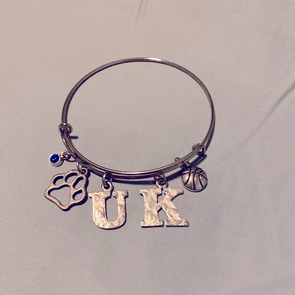 NEW/NEVER WORN⭐️Silver bracelet with charms⭐️Blue gem, UK, 🏀⭐️
